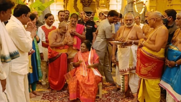 Governor Tamilisai visited Yadadri Lakshinarasimha Swamy during the Telangana budget meetings Governor Tamilisai visited Yadadri Lakshinarasimha Swamy during the Telangana budget meetings