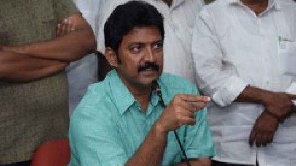 కారులో కార్యాలయం చుట్టూ చక్కర్లు?