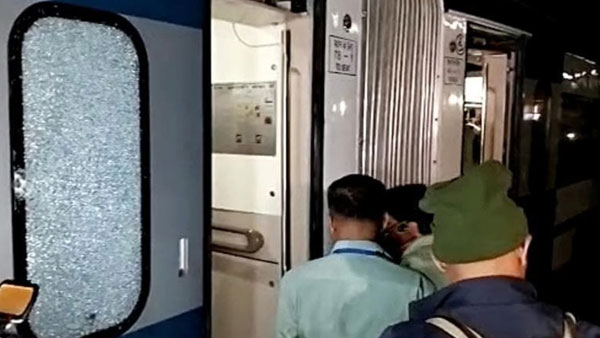 సిటీలోనే రైలు మీద రాళ్లదాడి