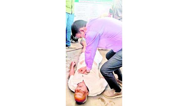 వృద్ధుడికి సిపిఆర్ చేసి ఊపిరి పోసిన డీఎంహెచ్వో 
