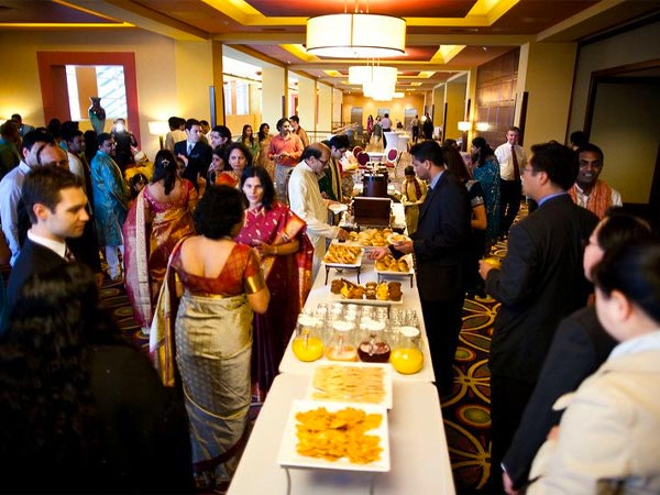 భోజనాలు చేస్తున్న బంధువులు భోజనాలు చేస్తున్న బంధువులు