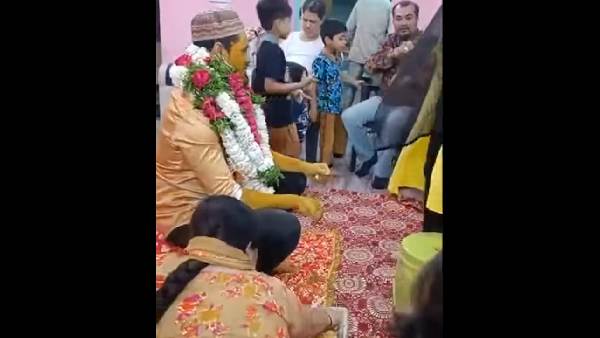 వరుడి పాదాలపై పసుపు వరుడి పాదాలపై పసుపు