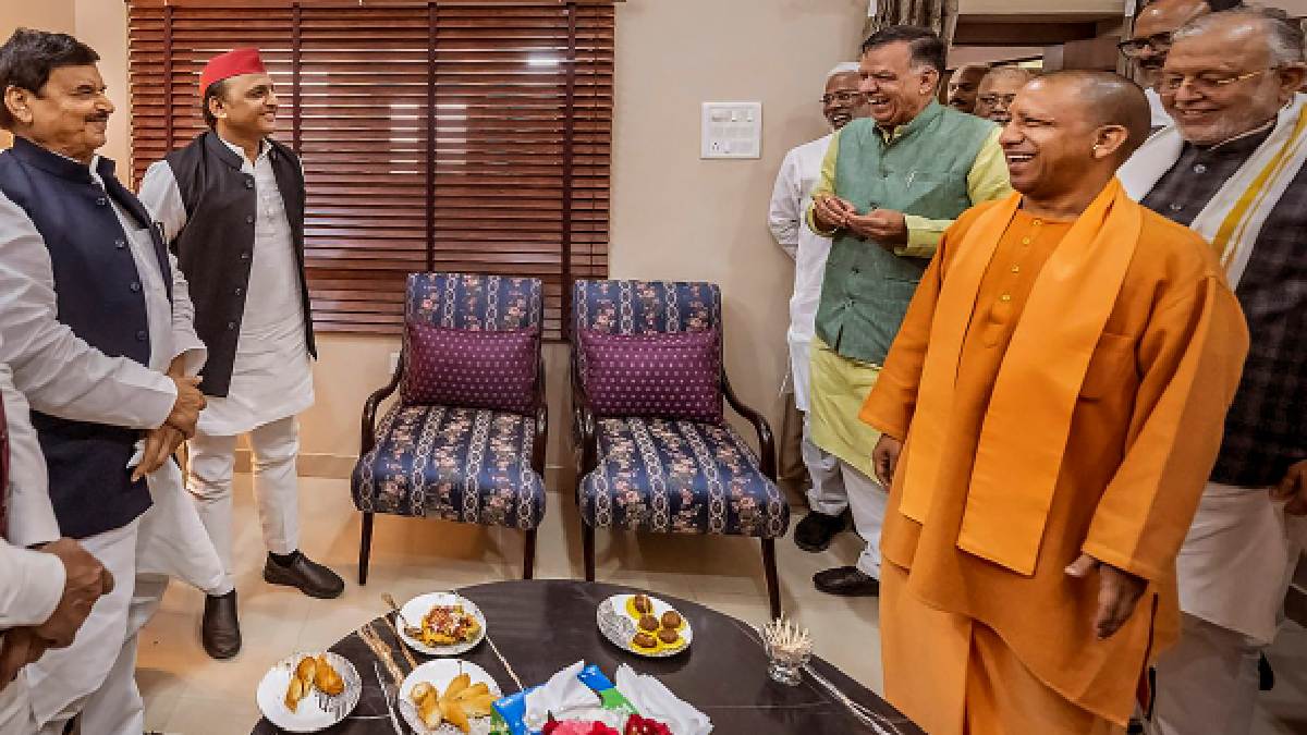 After a heated argument in assembly CM Yogi and SP chief Akhilesh have all smiles at a lunch meet After a heated argument in assembly CM Yogi and SP chief Akhilesh have all smiles at a lunch meet