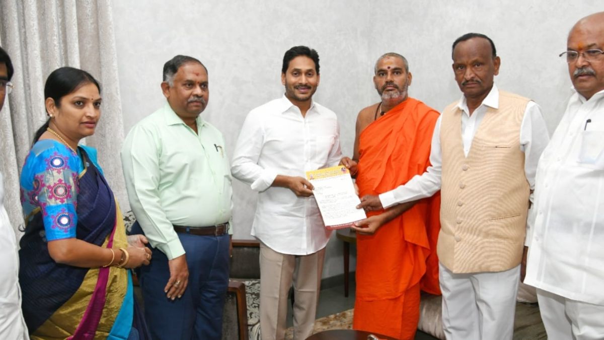 Niranjanananda Puri Swamiji of Kaginele Mutt meets CM YS Jagan along with Minister MTB Nagaraj Niranjanananda Puri Swamiji of Kaginele Mutt meets CM YS Jagan along with Minister MTB Nagaraj