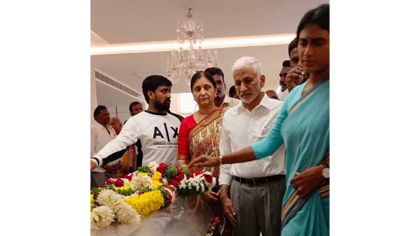  YSRTP Chief YS Sharmila paid tributes to Taraka Ratna and console family members