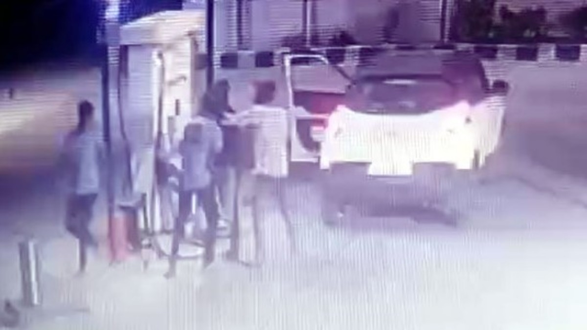 Three youth attacked on petrol bunk staff, one killed in Narsingi, Hyderabad Three youth attacked on petrol bunk staff, one killed in Narsingi, Hyderabad