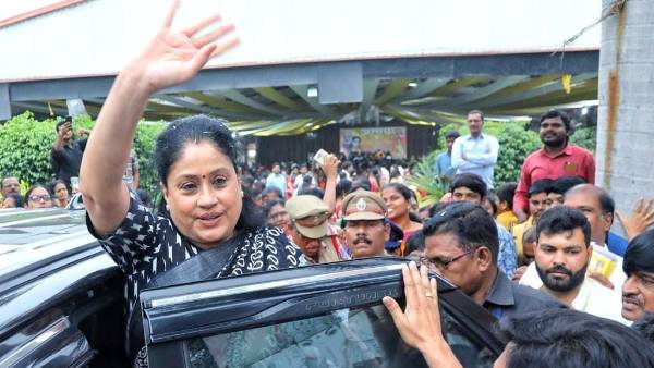 Vijayashanthi hits out at kcr, kavitha, ktr in womens day event