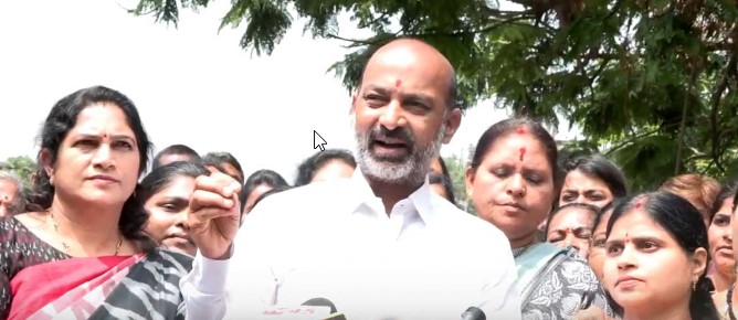 రేణుక ఫ్యామిలీ అధికార పార్టీలోనే ఉందన్న బండి సంజయ్