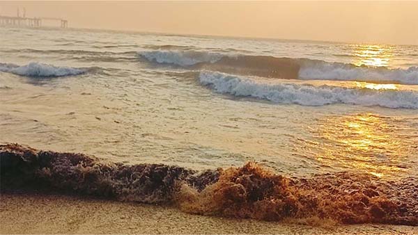 An oil pipeline of the Petroleum Corporation Limited leaked off the coast of Nagur Pattinacherry in Tamil Nadu An oil pipeline of the Petroleum Corporation Limited leaked off the coast of Nagur Pattinacherry in Tamil Nadu