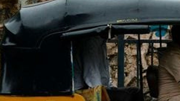 ఆటో డ్రైవర్ అమాయకుడు ఆటో డ్రైవర్ అమాయకుడు