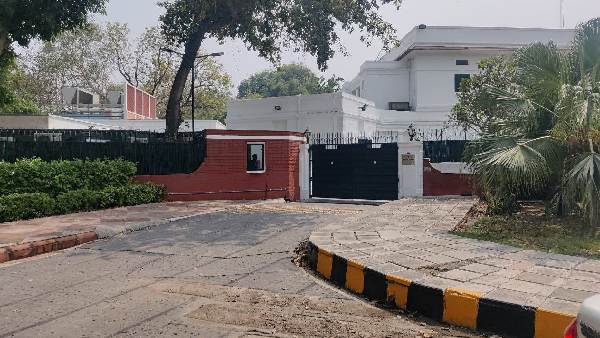 Tit-For-Tat to britain as Barricades removed Outside High Commission In Delhi Tit-For-Tat to britain as Barricades removed Outside High Commission In Delhi