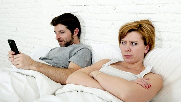 నకిలీ ప్రేమ అబద్దాలతో కట్టిన పేక మేడ లాంటిది