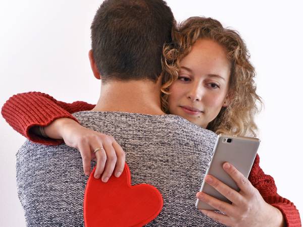 నకిలీ ప్రేమకు కొన్ని సంకేతాలివే.. అస్సలు నమ్మొద్దు