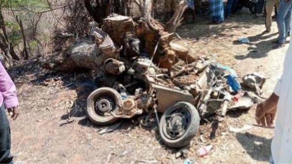 Drunken husband torturing his wife, husband who tried to kill his wife with machete near Bellary Drunken husband torturing his wife, husband who tried to kill his wife with machete near Bellary