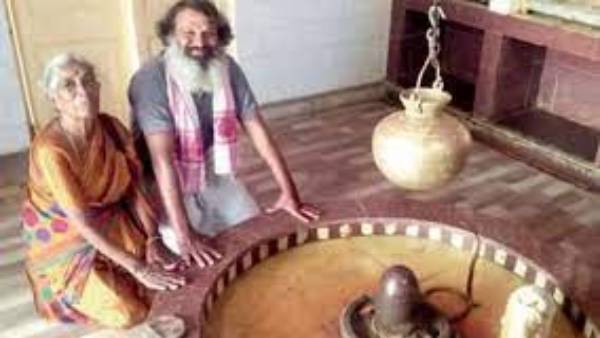 స్కూటర్ పై తల్లిని తీర్ధయాత్రలకు తీసుకెళ్ళిన తనయుడు