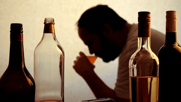 మద్యం మత్తులో వేరే ఇంటి మేడ మీద హంగామా