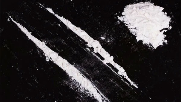 ముంబై ఎయిర్ పోర్ట్ లో డ్రగ్స్ దందా చేస్తున్న ఇద్దరు నైజీరియన్ల అరెస్ట్