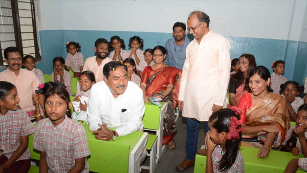 Minister Errabelli applauded KCR, and slogans jai kcr with school children in class room!!