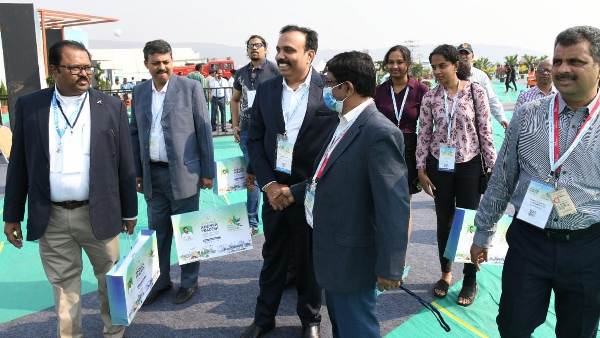 అతిధులకు ప్రభుత్వం విందు