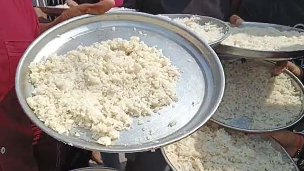 gurukul school students protest with food plates before school gate in hanamkonda district