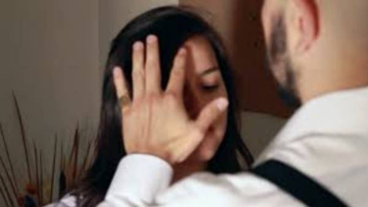 Drunken husband torturing his wife, husband who tried to kill his wife with machete near Bellary Drunken husband torturing his wife, husband who tried to kill his wife with machete near Bellary