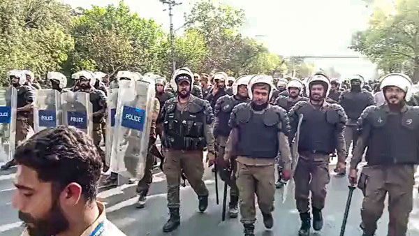 పీటీఐ కార్యకర్తల ప్రతిఘటన.. పీటీఐ కార్యకర్తల ప్రతిఘటన..