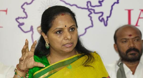 కవిత నిర్ణయంపై ఉత్కంఠ కవిత నిర్ణయంపై ఉత్కంఠ