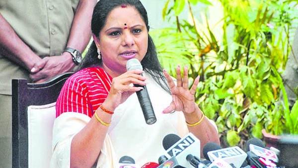 కవితను విచారిస్తున్న ఈడీ అధికారులు కవితను విచారిస్తున్న ఈడీ అధికారులు