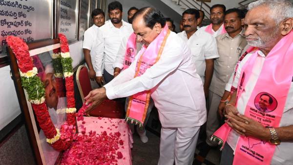 సాయన్నకు నివాళి..
