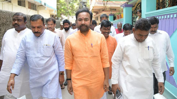 కుక్కలన్నీ బయటకు తరలించాలి.. కుక్కలన్నీ బయటకు తరలించాలి..