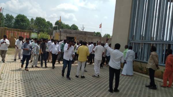 two injured in fire crackers burning during kotamreddy giridhar reddys tdp joining celebrations