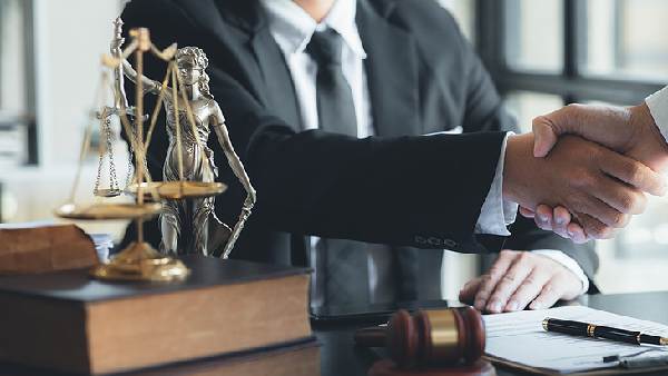 హైకోర్టు లాయర్ స్కెచ్ లు