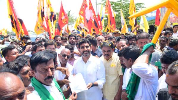Nara Lokesh selfie challenge with closed Fish andhra shop, questions to jagan government