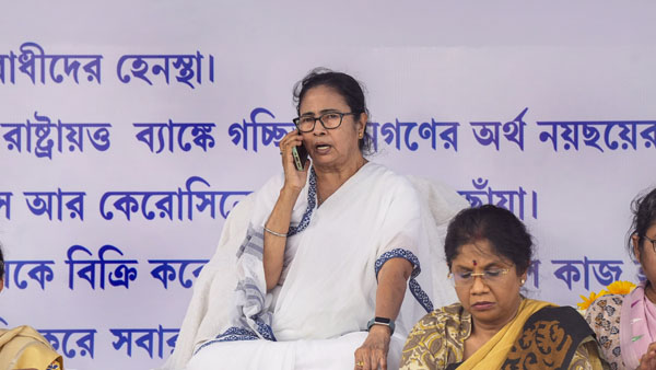 Video of West Bengal CM Mamata Banerjee singing against the Center goes viral!!