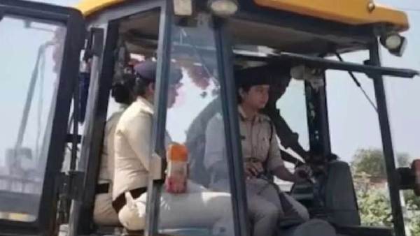 Girl: The lady police officers who drove the bulldozers in Madhya Pradesh, the real matter ?. Girl: The lady police officers who drove the bulldozers in Madhya Pradesh, the real matter ?.