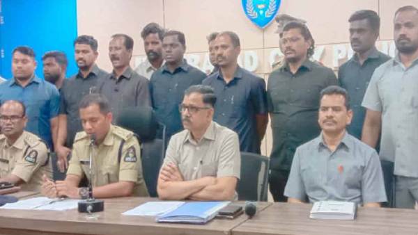 కాన్ఫిడెన్షియల్ రూమ్