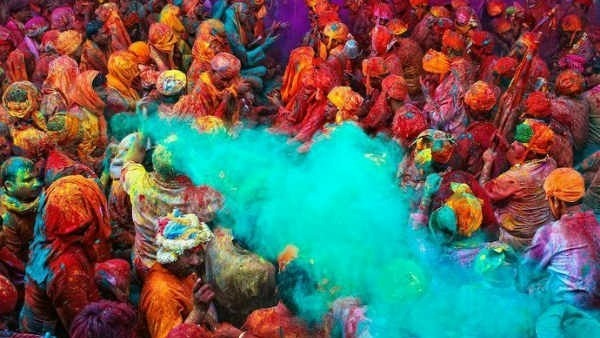 హోలీకి వింత ఆచారం,,, గాయాలయ్యేలా కొట్టుకునే గ్రామం 