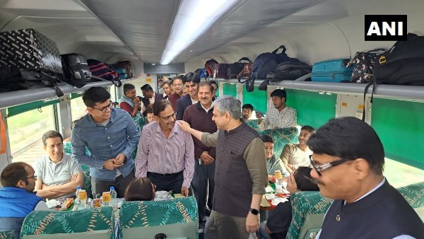 శతాబ్దిని తనిఖీ చేసిన రైల్వే మంత్రి