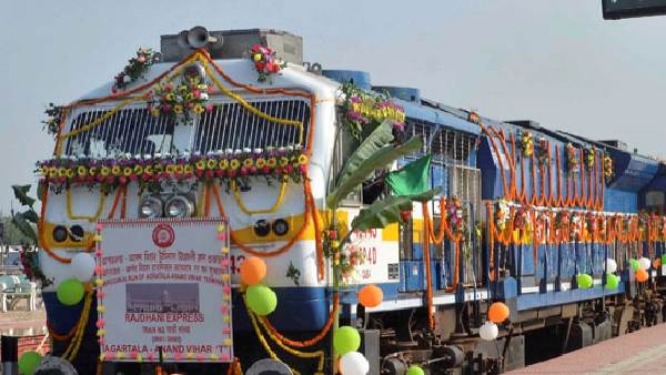 దేశంలో తొలి ఎయిర్ కండిషన్ ఉన్న రైలు రాజధాని ఎక్స్‌ప్రెస్