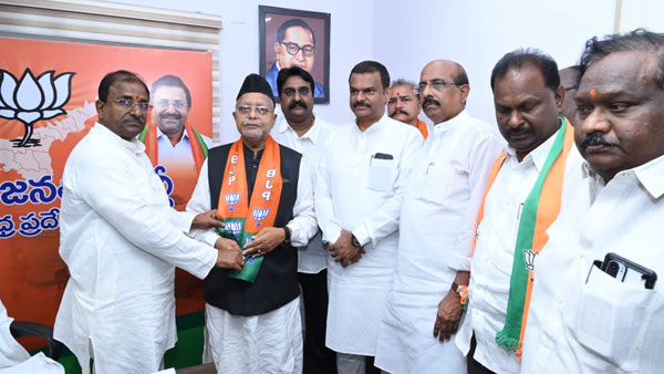 guntur muslim key leader good bye to ruling ysrcp and joins bjp today-here are details