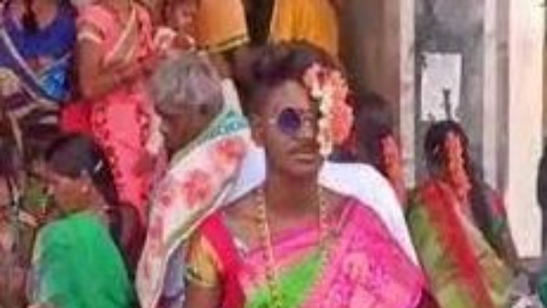 చీరలు కట్టి అలంకరించుకుని పూజలు