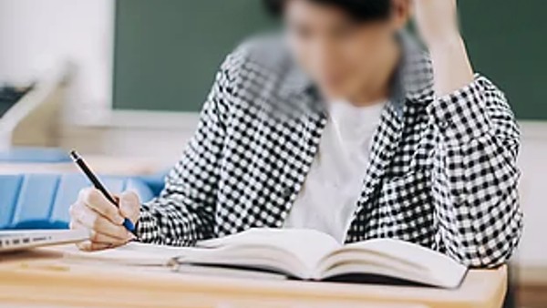 ఇంటర్ చదువుతున్న అబ్బాయి ఇంటర్ చదువుతున్న అబ్బాయి