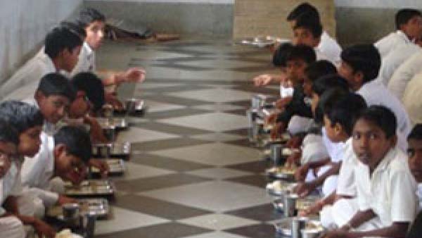 Students Sick With Food Poison in Kasturiba gandhi School in mahabubabad