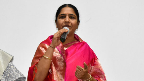 Telangana women commission issued notice to Bandi sanjay for objectionable comments on Kavitha