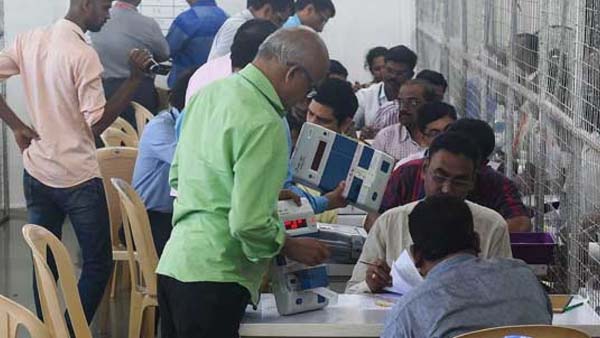 ఓట్ల లెక్కింపు కేంద్రాల వద్ద 