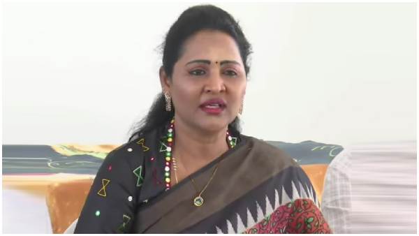 YSRCP Activists shock to Undavalli Sridevi: MLA taken Gifts from activists!!