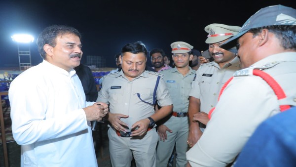 పోలీసుల విజ్ఞప్తికి.. పోలీసుల విజ్ఞప్తికి..