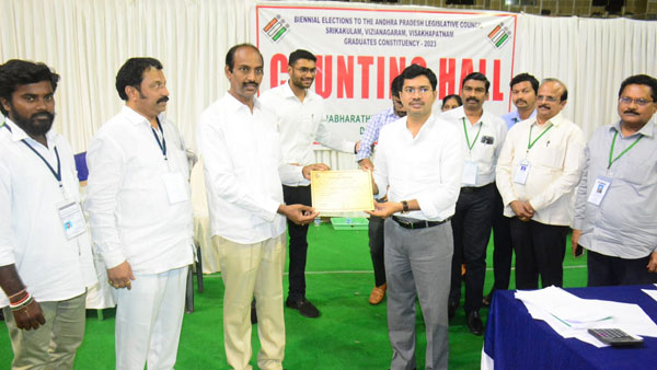 ఎమ్మెల్సీ ఫలితాల్లో వైసీసీకి ఊహించని విధంగా ఎమ్మెల్సీ ఫలితాల్లో వైసీసీకి ఊహించని విధంగా