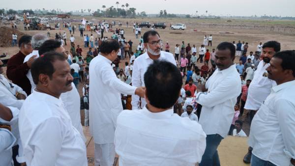 సభకు వంద ఎకరాలు ఆఫర్ చేసిన రైతులు