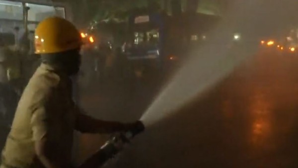 Karnataka: Bengaluru Police disperse the Youth Congress leaders who were carrying out protest Karnataka: Bengaluru Police disperse the Youth Congress leaders who were carrying out protest